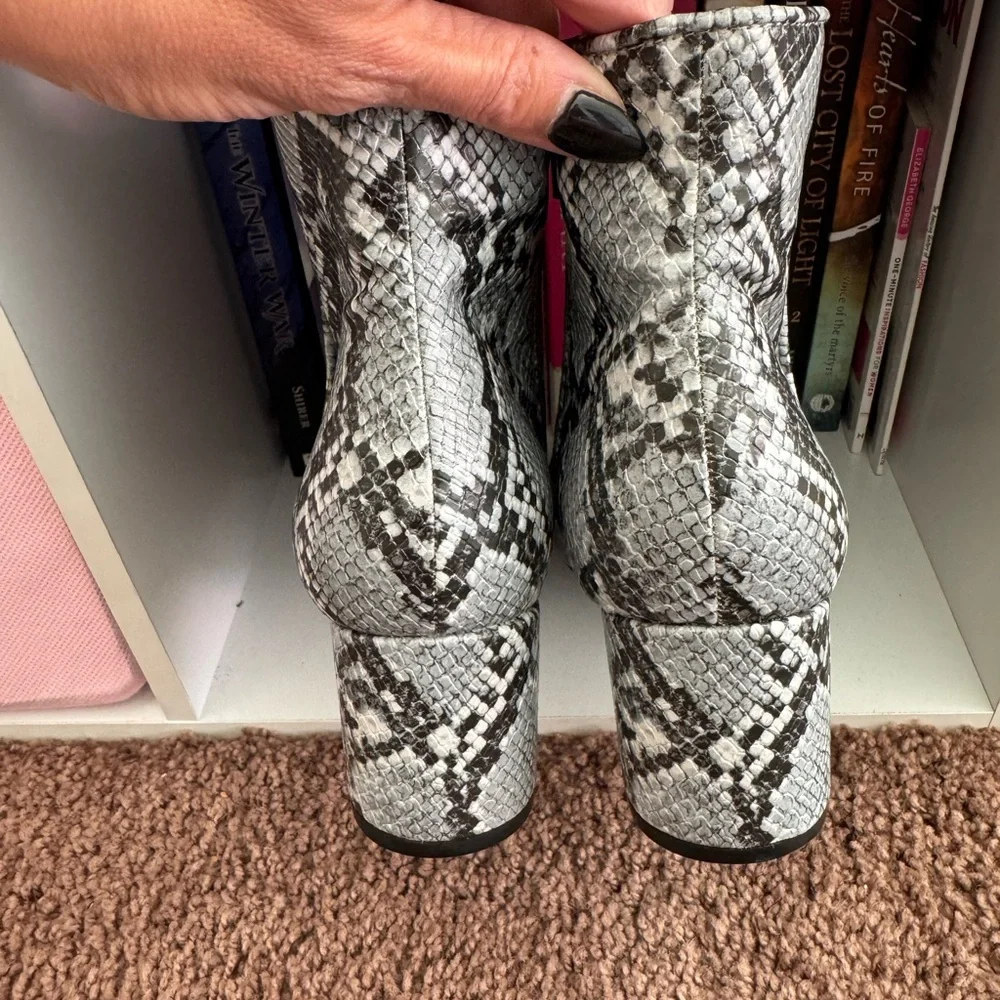 Steve Madden Banner Snakeskin Boots Booties Block Heel 2.5 Inches 8.5 NEW - Picture 4 of 10